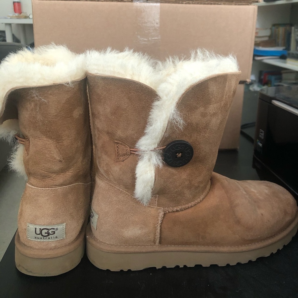 Almost New UGG Boot - Picture 1 of 2